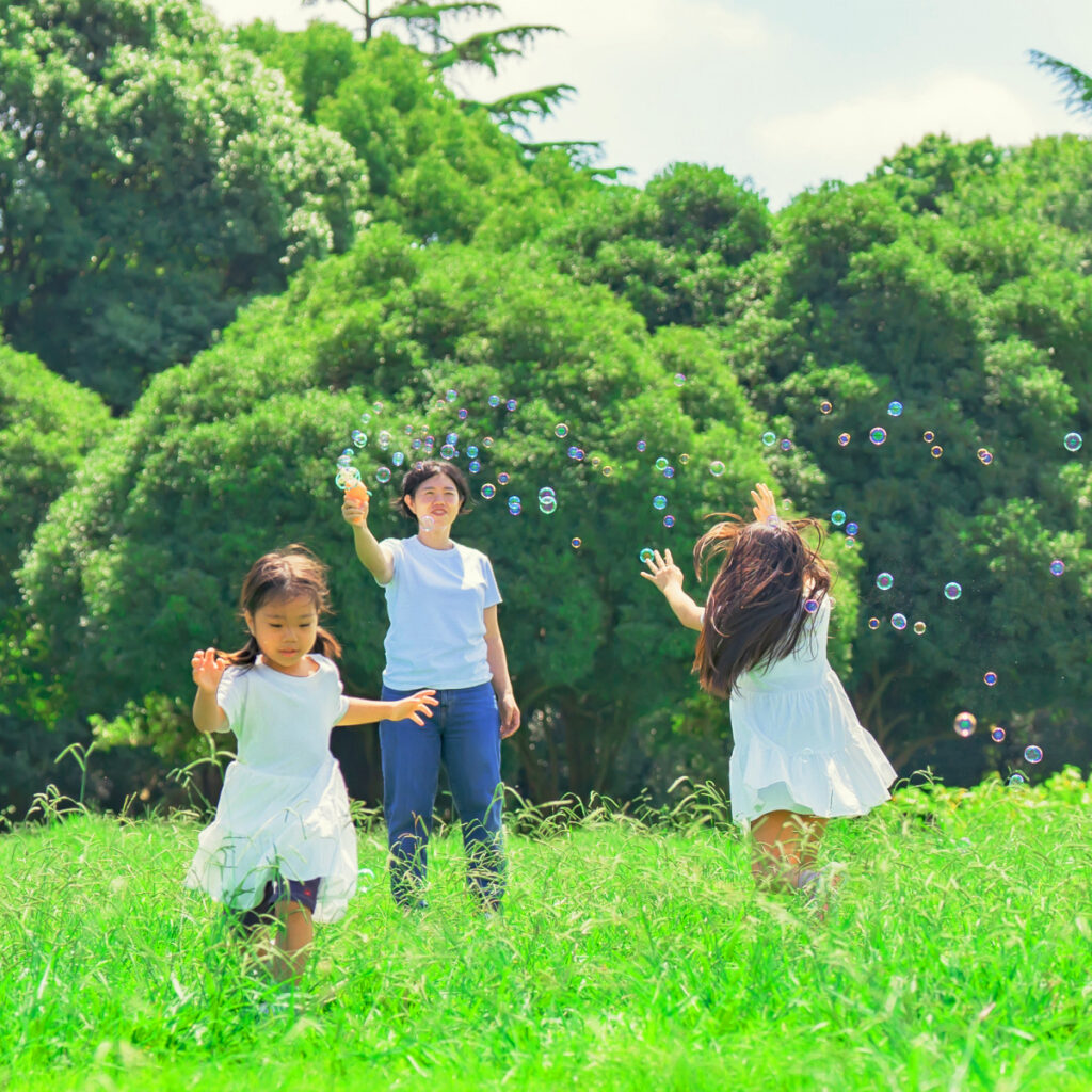 自然の中で走り回る子供